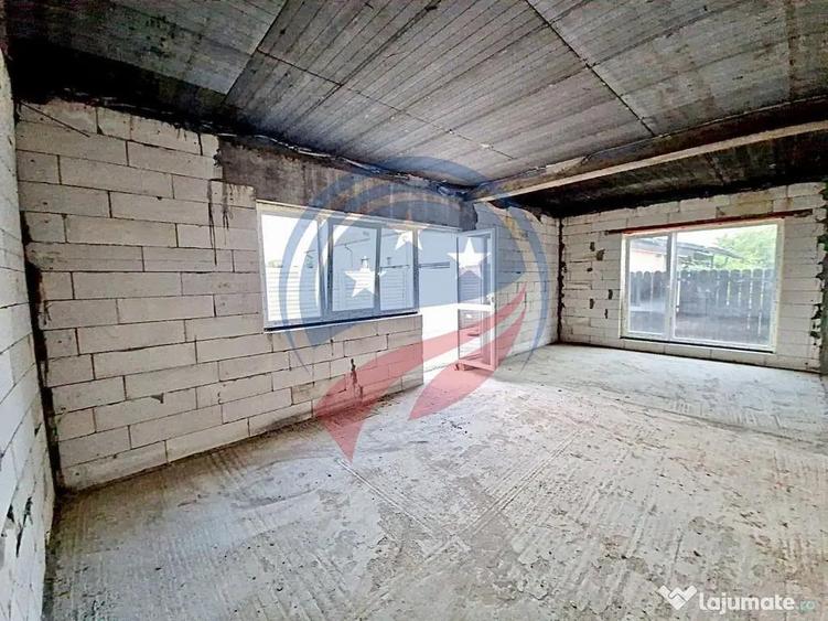 Casă cu 7 camere cu Teren 500 Mp în Central