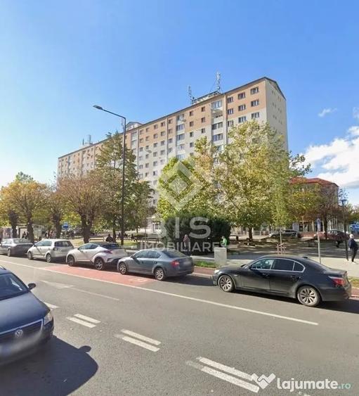 Apartament cu 4 camere semidecomandat în Central