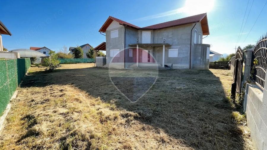 Casă cu 6 camere cu Teren 812 Mp în Cornești