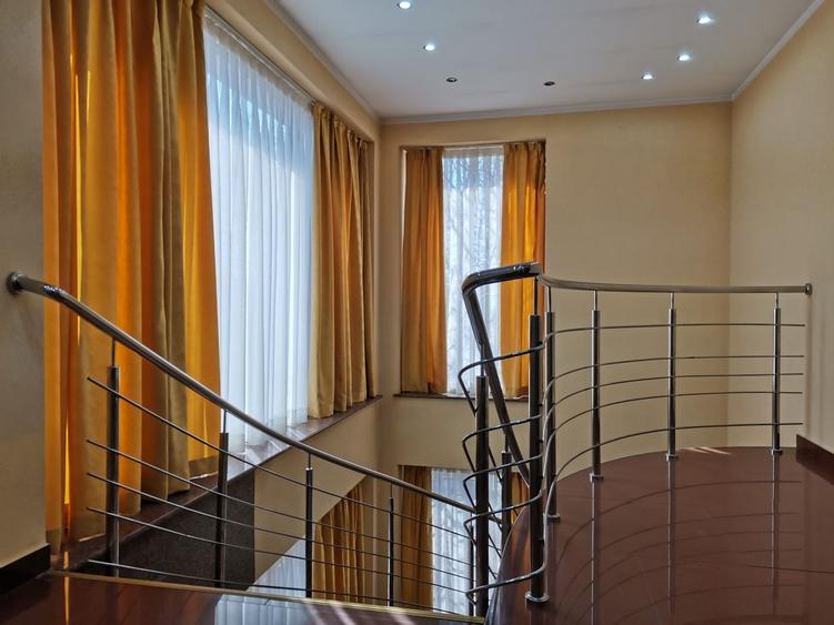 Casă individuală cu 7 camere cu Canalizare în Băneasa