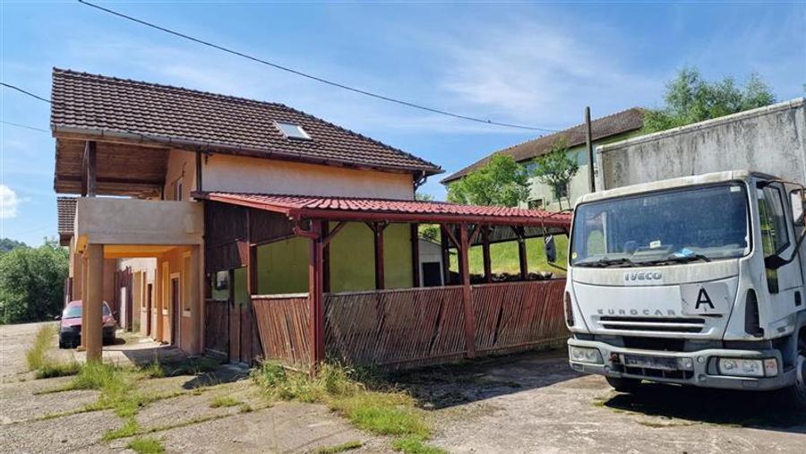 Casă individuală cu 5 camere cu Teren 1316 Mp în Vest