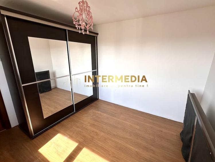 Casă individuală cu 7 camere cu Canalizare în Central