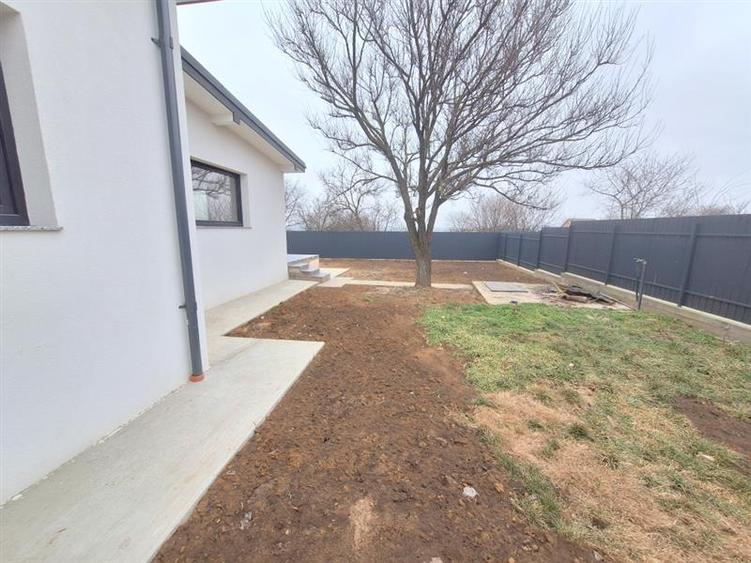 Casă individuală cu 5 camere cu Teren 550 Mp în 9 Mai