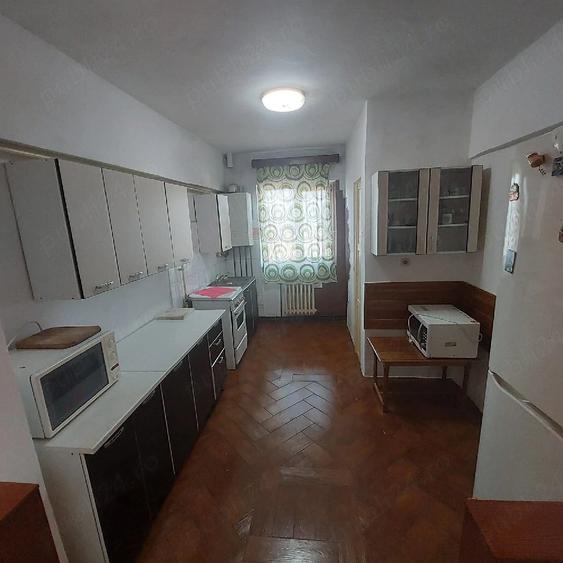 Apartament cu 4 camere semidecomandat în Central