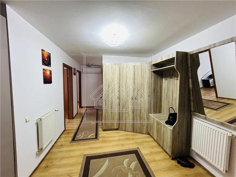 Apartament cu 3 camere decomandat în Hipodrom 1