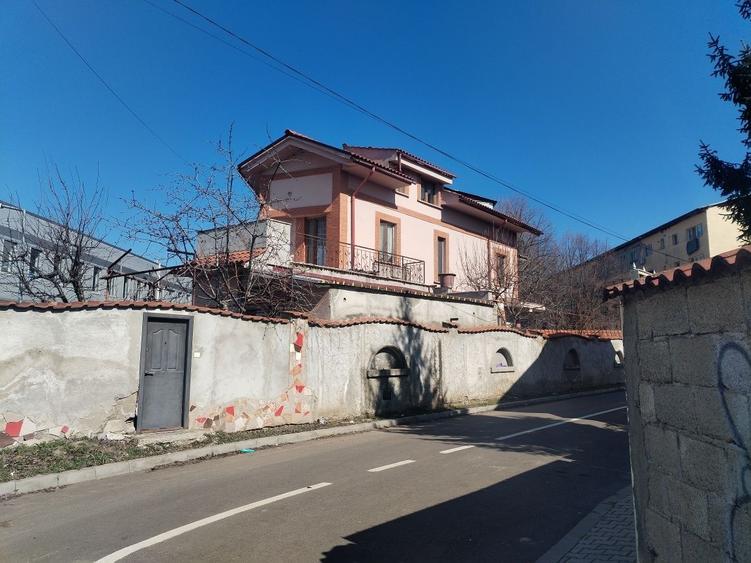 Casă cu 4 camere în Ceardac
