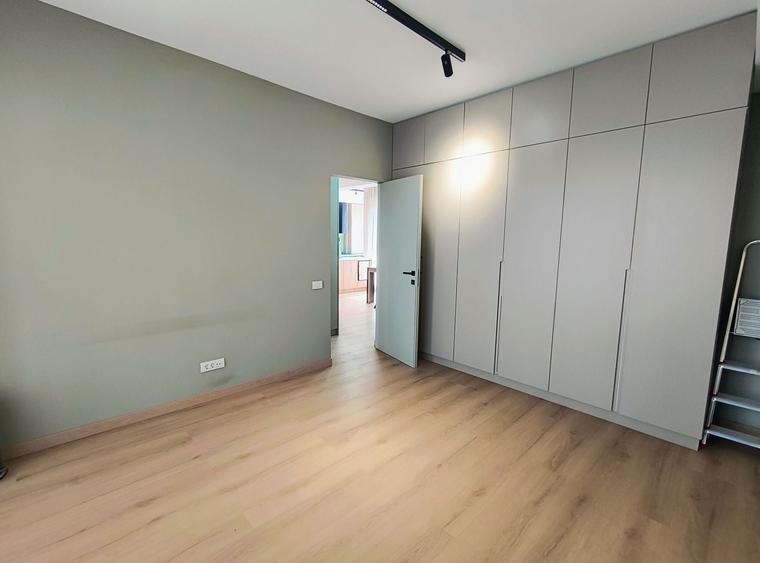 Apartament cu 3 camere semidecomandat, mobilat în 1 Mai