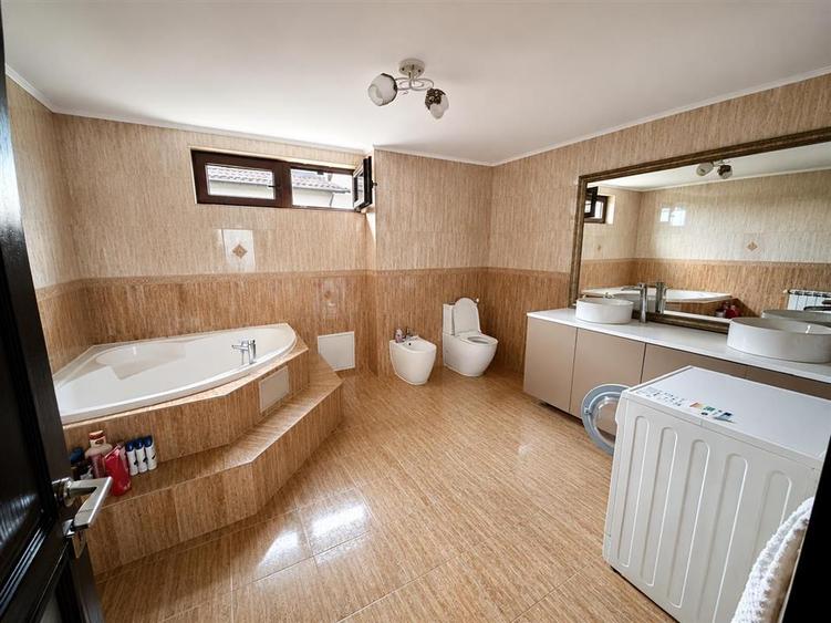 Casă individuală cu 7 camere cu Canalizare în Strejnicu