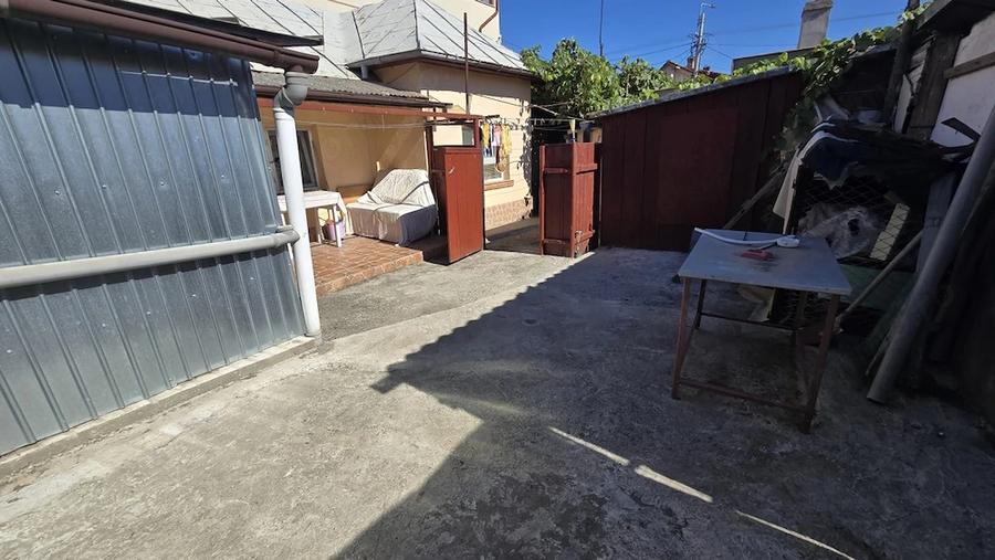 Casă cu 6 camere cu Teren 320 Mp în Păcii