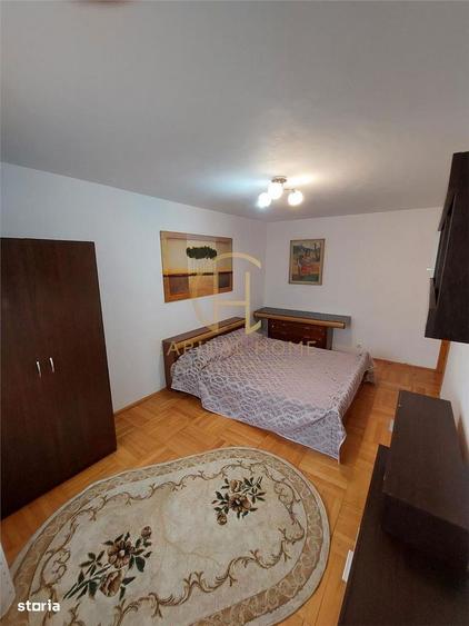 Apartament cu 3 camere decomandat, mobilat în Nicolina