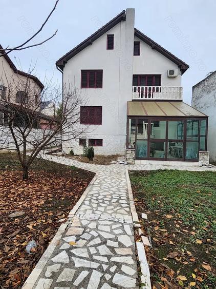 Casă cu Teren 800 Mp în Central