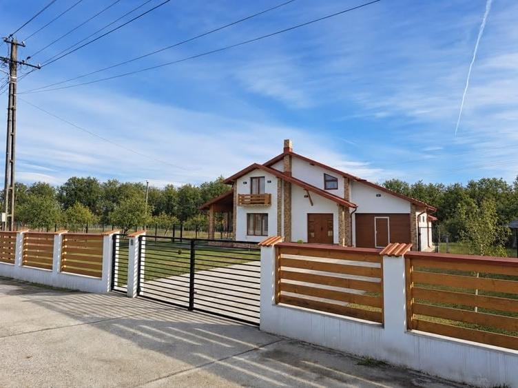 Casă individuală cu 4 camere cu Canalizare în Sinești
