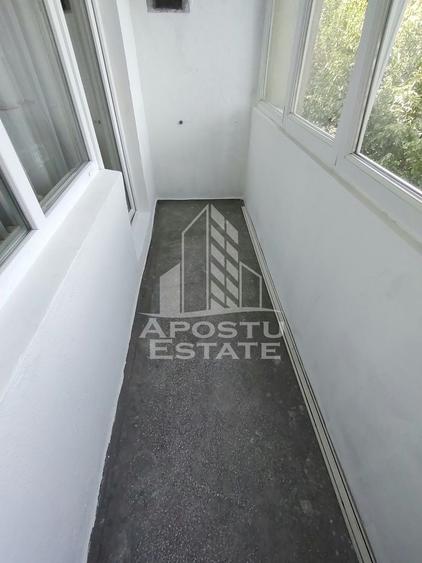 Apartament cu 3 camere semidecomandat, mobilat în Central