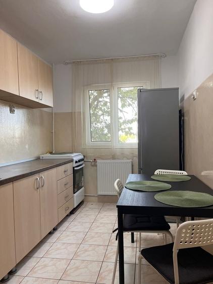 Apartament cu 3 camere semidecomandat în Miorița