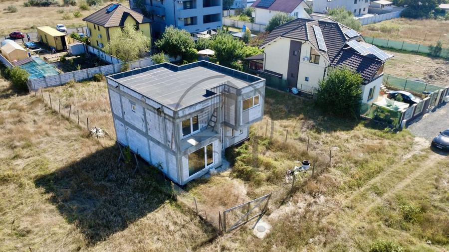 Casă individuală cu 5 camere cu Canalizare în Est