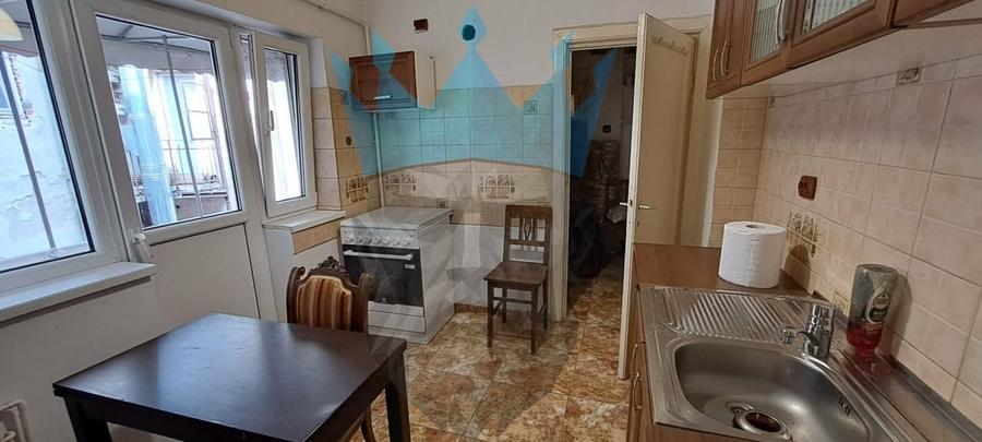 Apartament cu 3 camere semidecomandat, mobilat în P-ța Romană