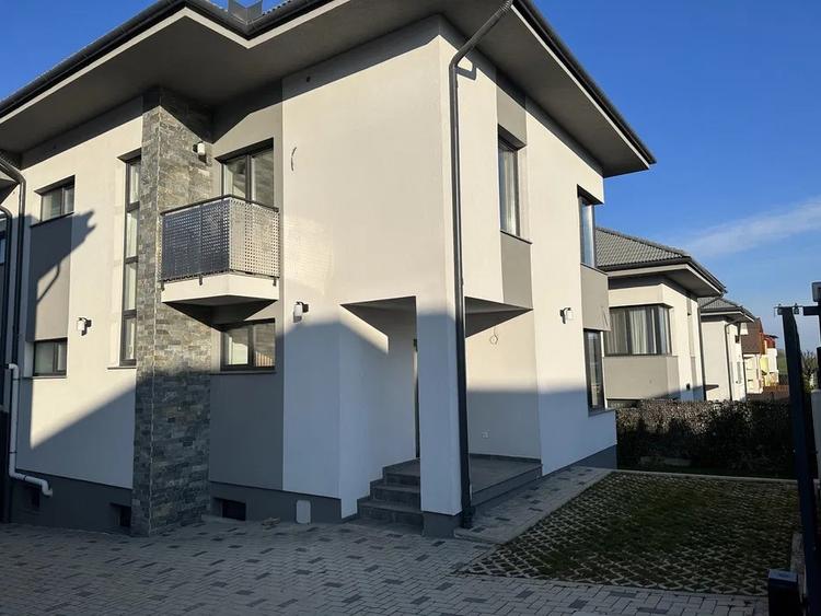 Casă individuală cu 6 camere cu Canalizare în Borhanci