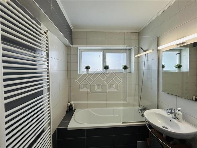 Apartament cu 3 camere decomandat în Exterior Sud