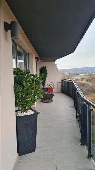 Apartament cu 3 camere semidecomandat, mobilat în Sopor
