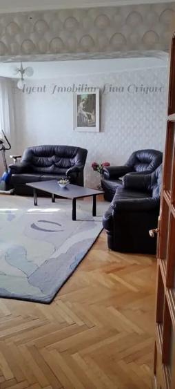 Apartament cu 5 camere decomandat în Est