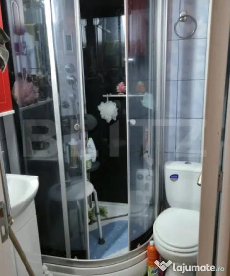 Apartament cu 3 camere semidecomandat în Podu Roș