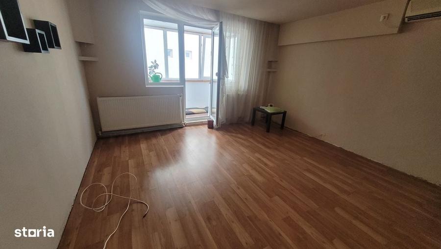 Apartament cu 3 camere semidecomandat în Micro 3