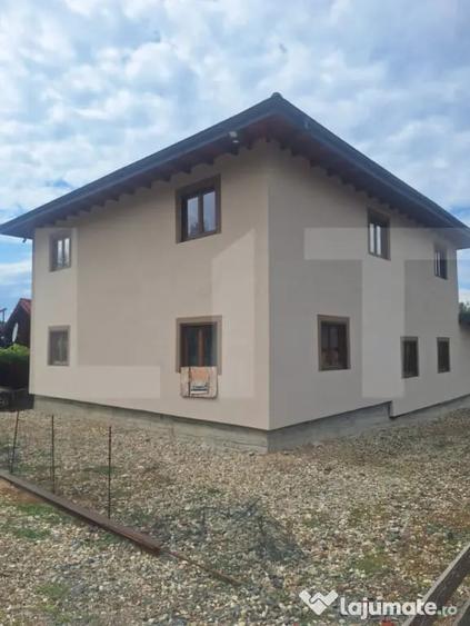 Casă cu 7 camere cu Teren 1000 Mp în Central