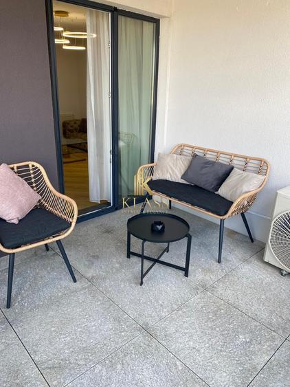 Apartament cu 3 camere semidecomandat, mobilat în Nord