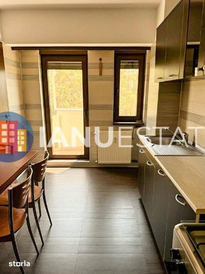 Apartament cu 3 camere semidecomandat în Centrul Civic