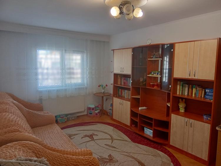 Apartament cu 3 camere decomandat, mobilat în Nicolina