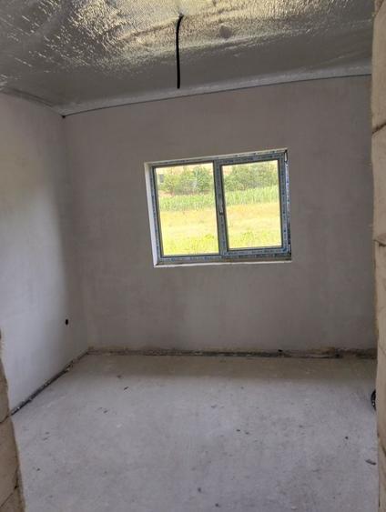 Casă cu 3 camere în Petrești