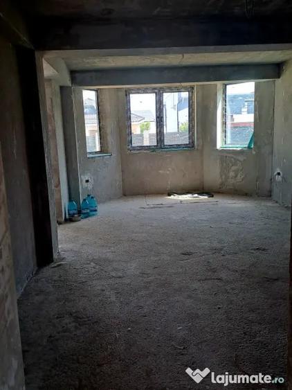 Casă cu 5 camere cu Teren 400 Mp în Malu Mare