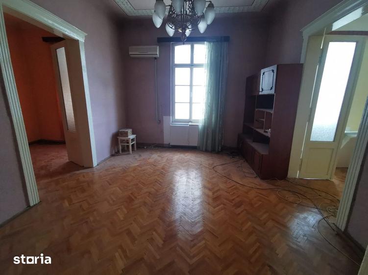 Apartament cu 3 camere semidecomandat în Central