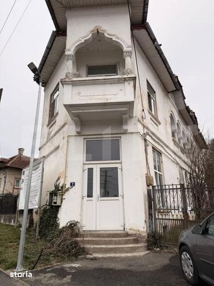 Casă cu 9 camere cu Teren 439 Mp în Central