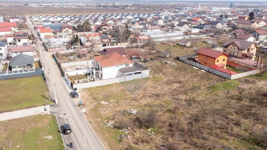 Teren Construcții intravilan de 1833 mp, în Est