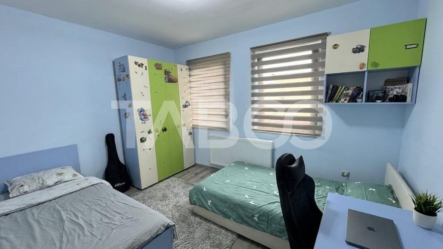Apartament cu 3 camere semidecomandat, mobilat în Șelimbăr