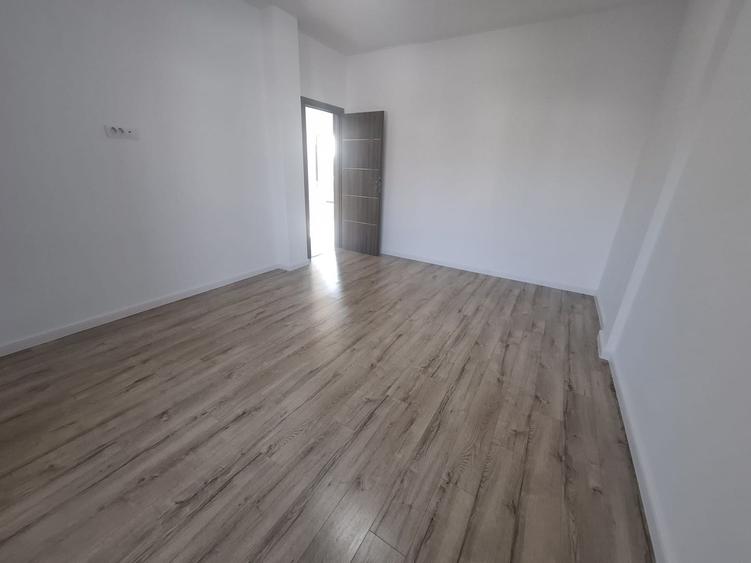 Casă cu 5 camere cu Canalizare în Tunari