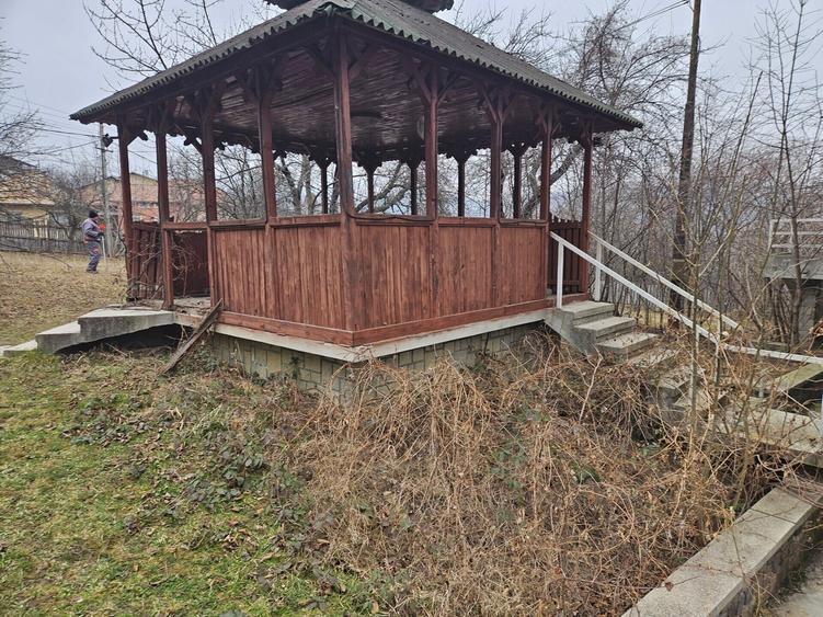 Casă cu 14 camere cu Canalizare în Central