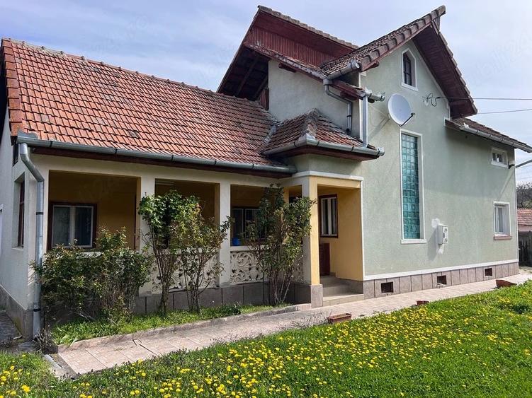 Casă cu 4 camere cu Teren 2329 Mp în Sânpetru