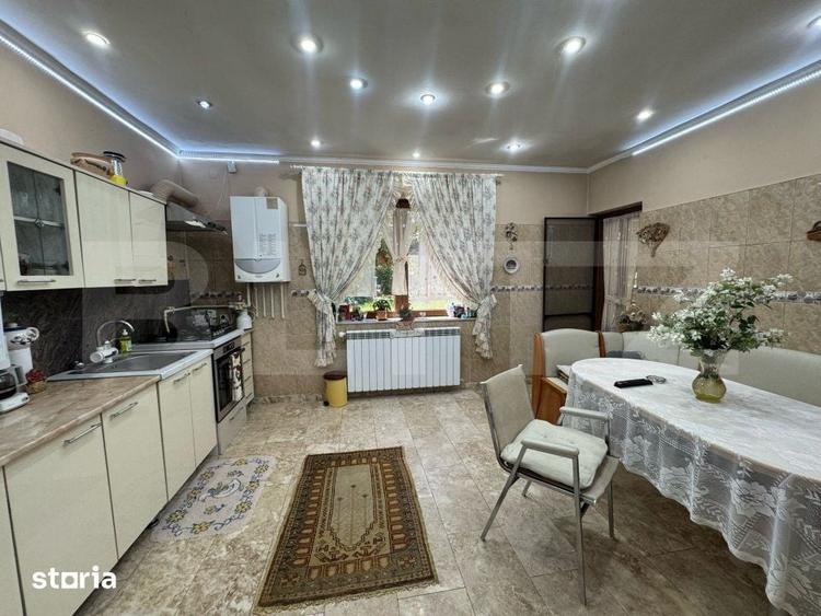 Casă cu 9 camere cu Teren 303 Mp în Central