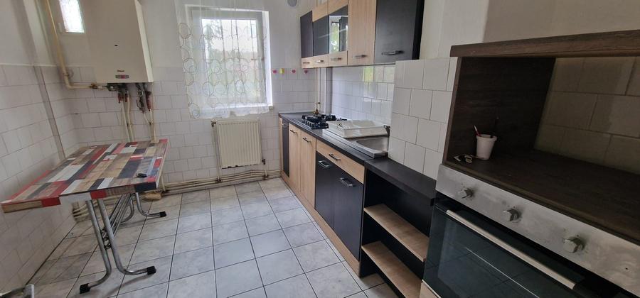Apartament cu 3 camere decomandat în Cetate