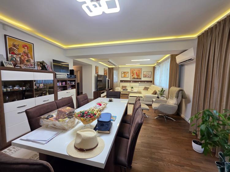 Casă individuală cu 10 camere cu Teren 620 Mp în Mogoșoaia