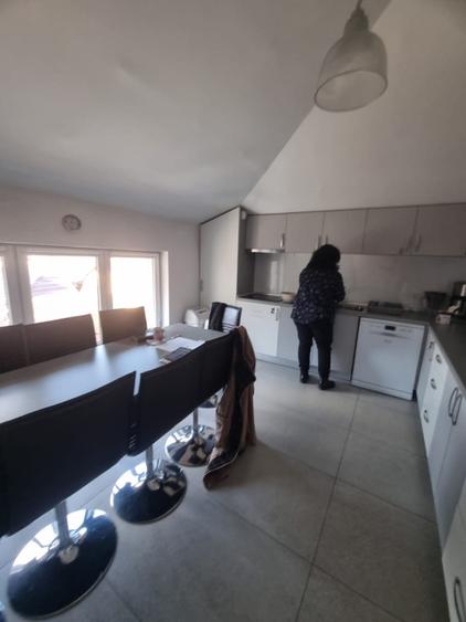 Casă individuală cu 15 camere cu Canalizare în Dâmbul Rotund