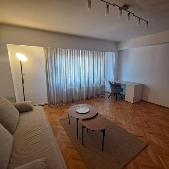 Apartament cu 3 camere decomandat, mobilat în Central