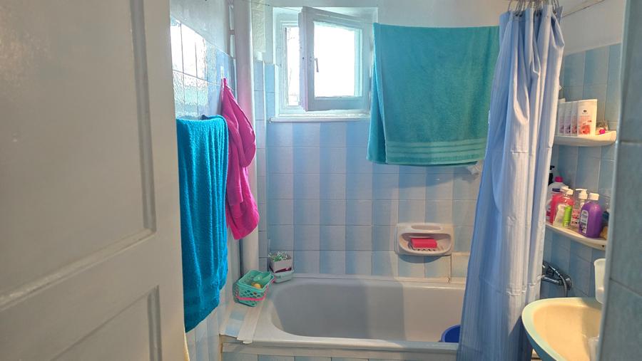 Apartament cu 3 camere semidecomandat în Gojdu