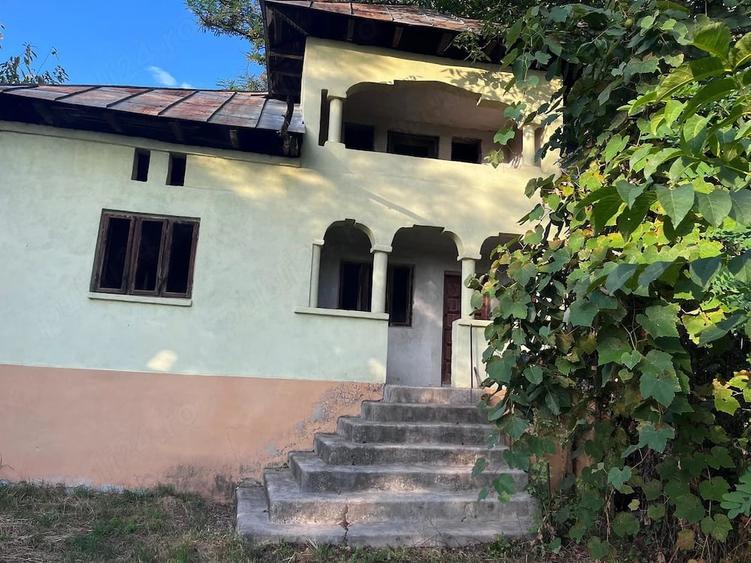 Casă cu 3 camere cu Teren 4332 Mp în Central