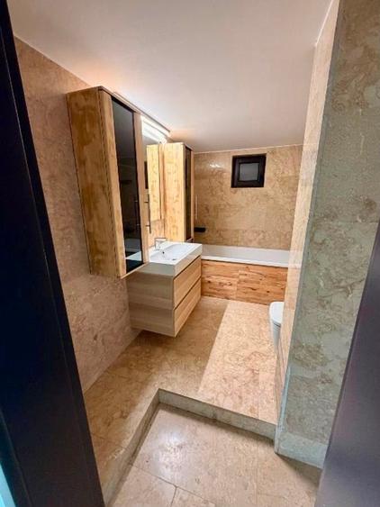 Apartament cu 4 camere semidecomandat în Crângași
