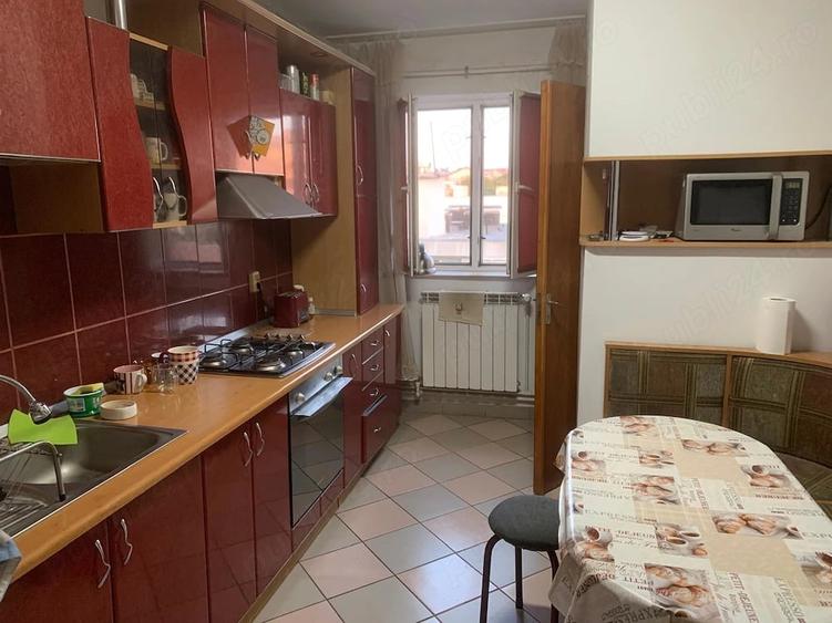 Apartament cu 4 camere decomandat în Central
