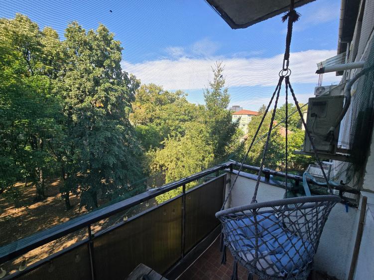 Apartament cu 3 camere semidecomandat, mobilat în Tipografilor