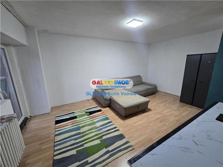 Apartament cu 4 camere semidecomandat, mobilat în Fundeni